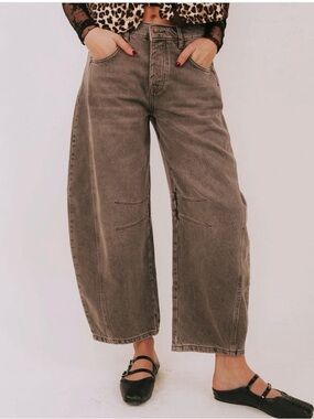 WE THE FREE GOOD LUCK MID-RISE BARREL JEANS IN ARCHIVE GREY